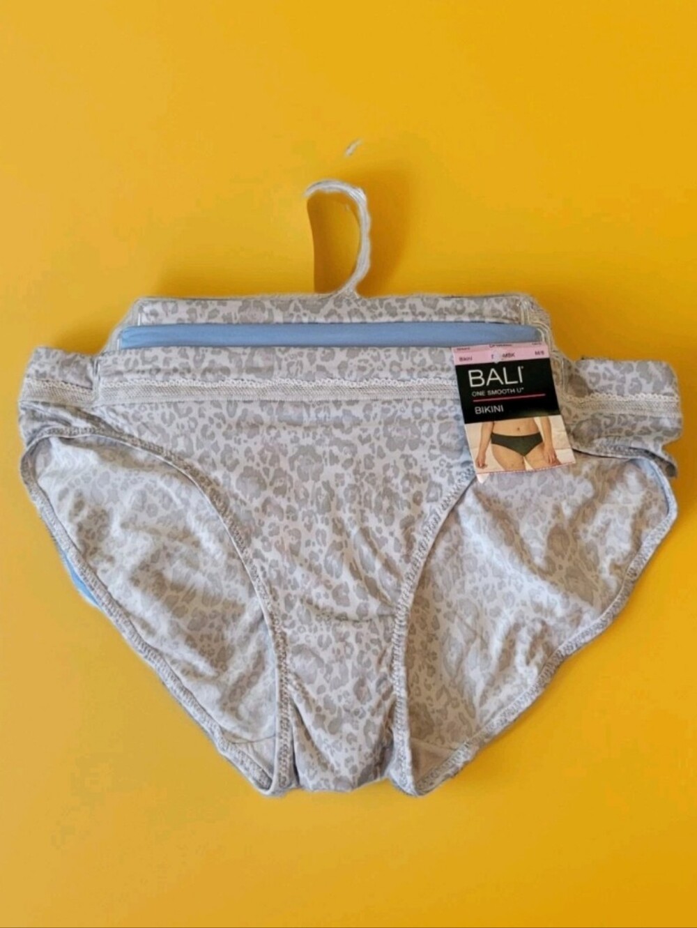 BALI Womens Size Medium/6 One Smooth U Bikini Panties Underwear Super Soft